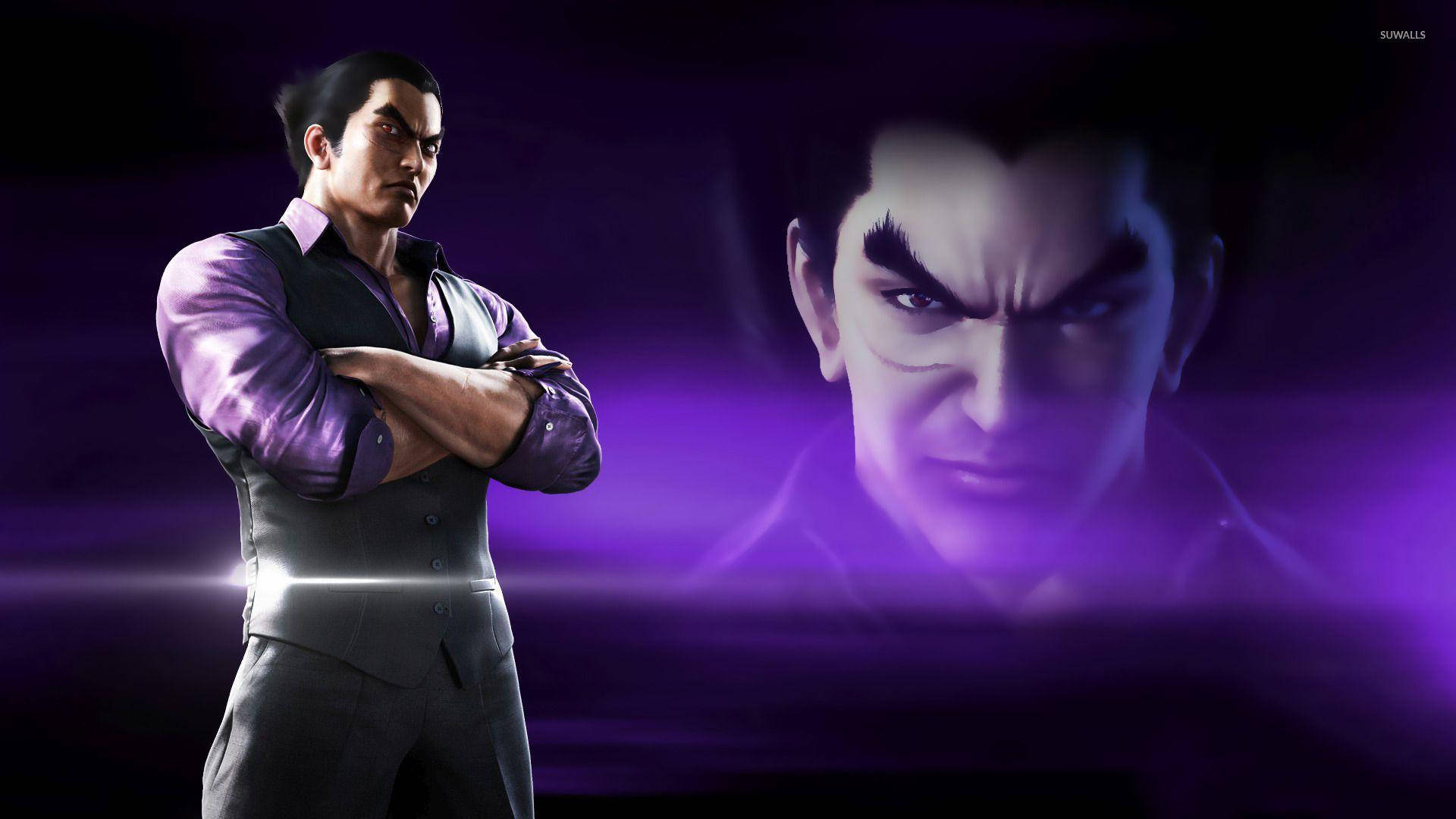 kazuya mishima 桌布 壁紙 — 一個嚴肅的動漫男人，穿著紫色襯衫和背心，雙臂交叉，站在發光的紫色背景前，他強烈的臉龐在背後隱約出現。