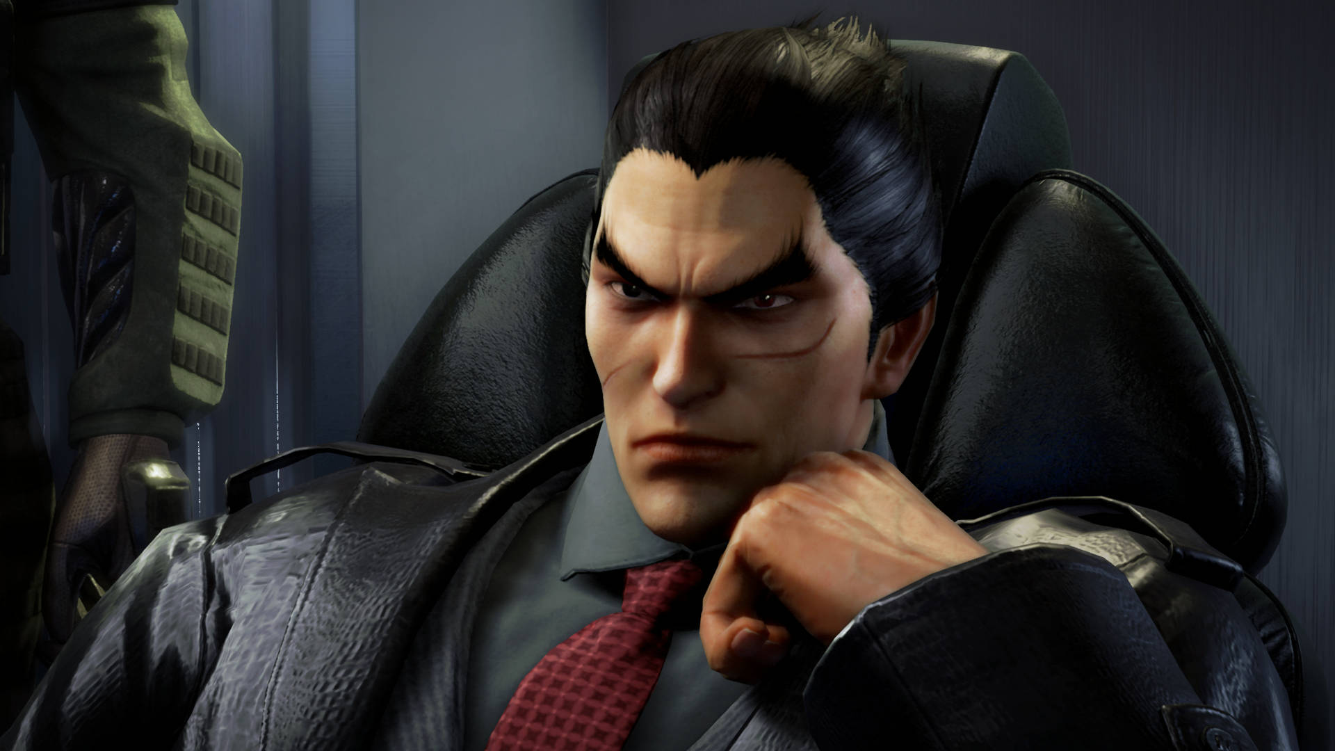 kazuya mishima 桌布 壁紙 — 一個嚴肅的動漫男人，身穿皮夾克和紅色領帶，坐在黑色椅子上，帶著威脅的眼神。