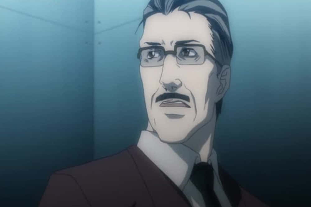 Soichiro Yagami 桌布 壁紙 — 一個嚴肅的動漫男子，戴著眼鏡和鬍子，身穿西裝，專注地凝視著冷色調的藍色牆壁。