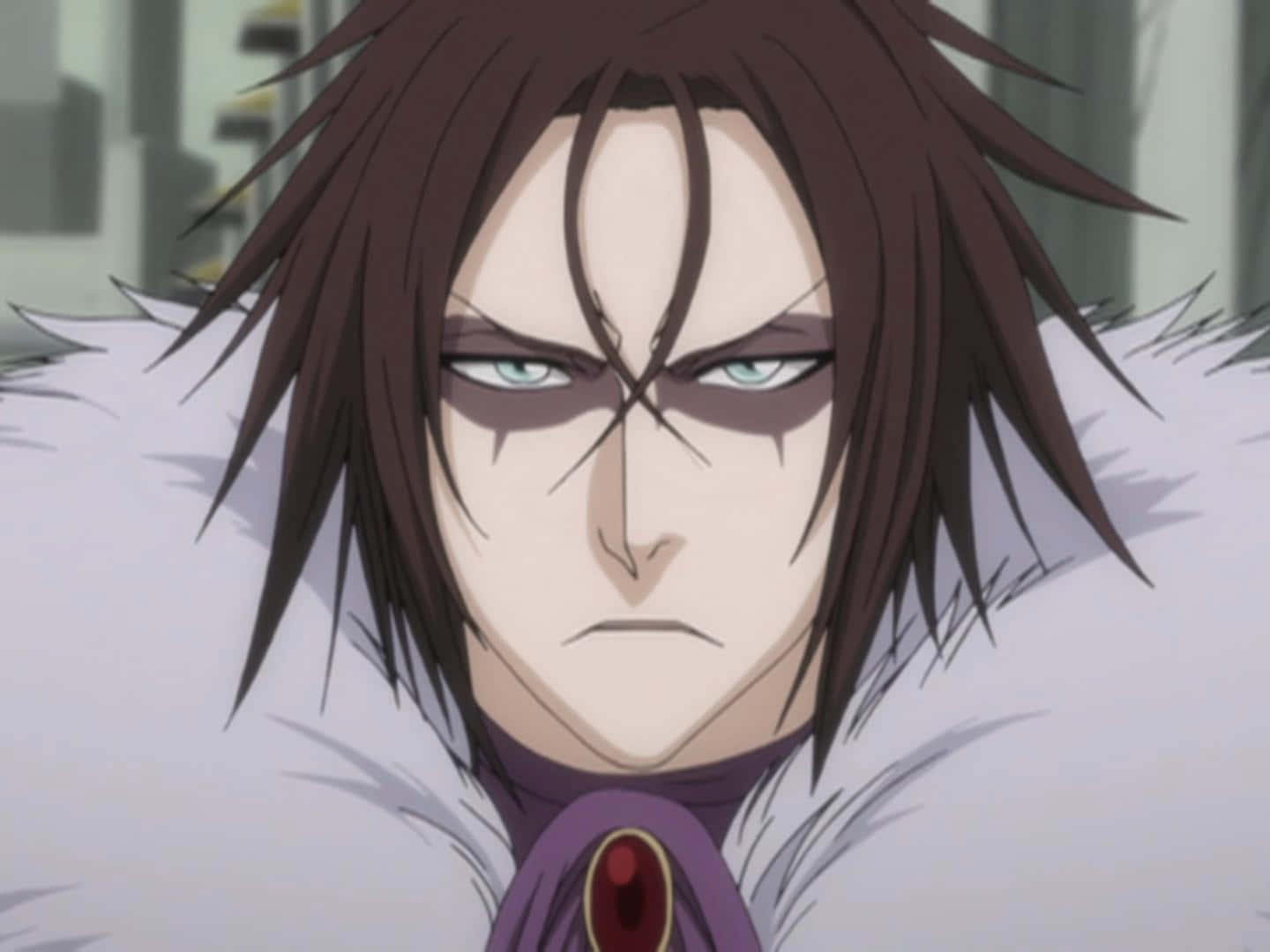 Bleach Muramasa 桌布 壁紙 — 一個嚴肅的動漫角色，擁有尖刺的棕色頭髮和銳利的藍色眼睛，穿著白色毛領和紫色服裝。