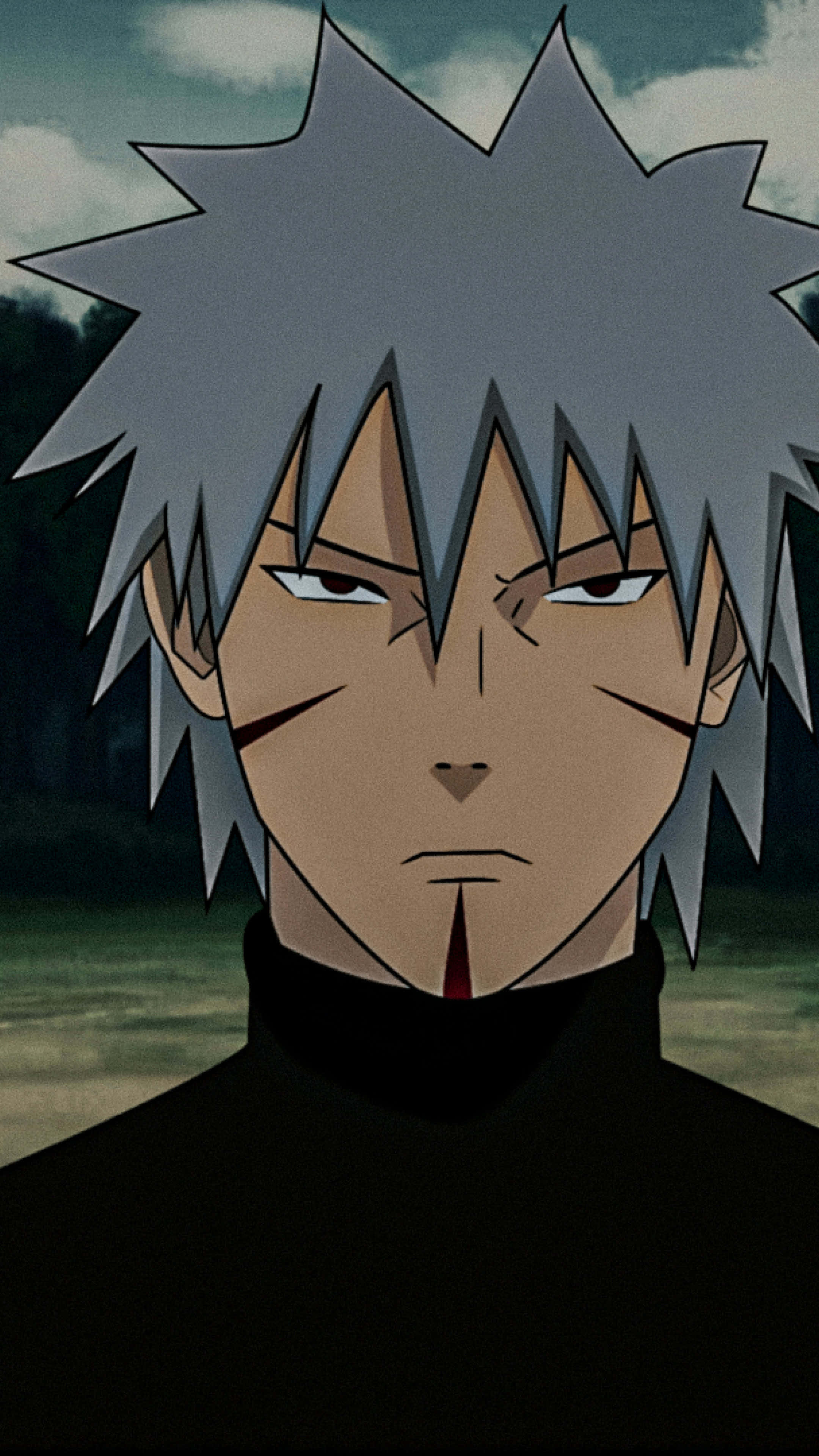tobirama senju 桌布 壁紙 — 一個嚴肅的動漫角色，有著尖刺的銀色頭髮和紅色標記，在陰天的戶外背景下強烈地凝視著。