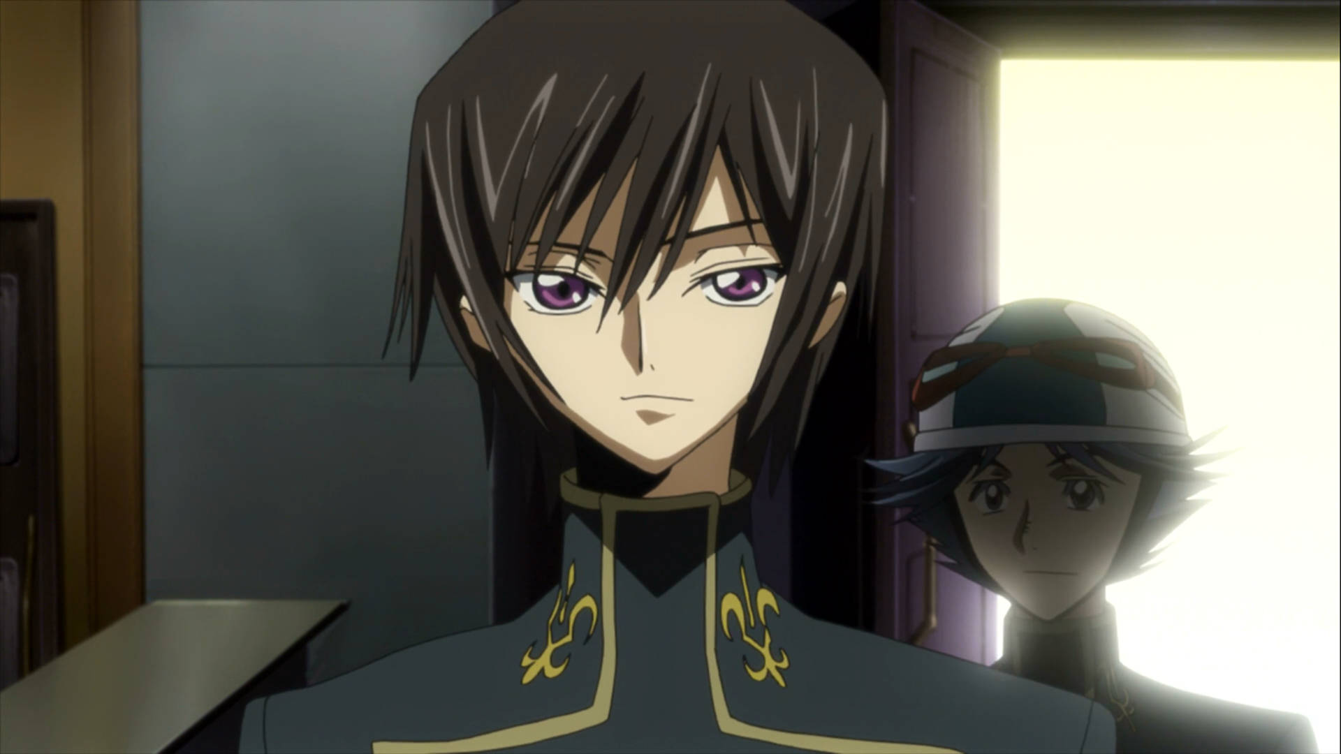 lelouch lamperouge 桌布 壁紙 — 一個嚴肅的動漫角色，紫色眼睛，深色頭髮，站在昏暗的房間裡，身後可見另一個戴頭盔的人物。