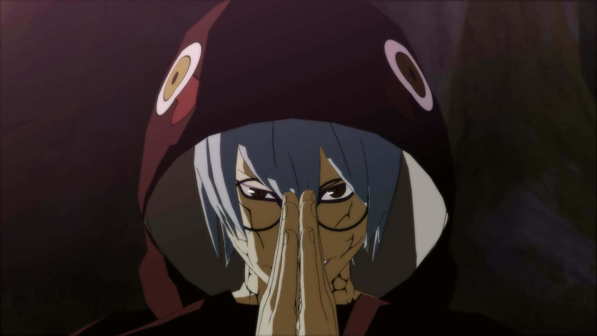 Kabuto Yakushi 桌布 壁紙 — 一個嚴肅的動漫角色，藍色頭髮和眼鏡，在昏暗的光線中雙手合十放在臉上。