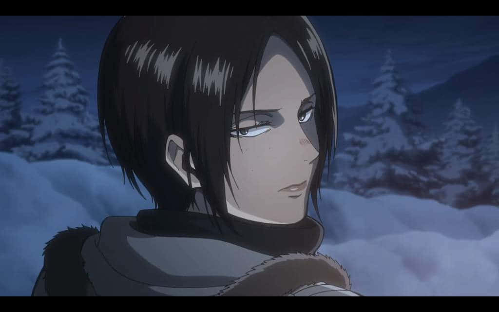 Ymir 桌布 壁紙 — 一個嚴肅的動漫角色，黑髮，在暮色天空下的雪地森林中凝視前方。