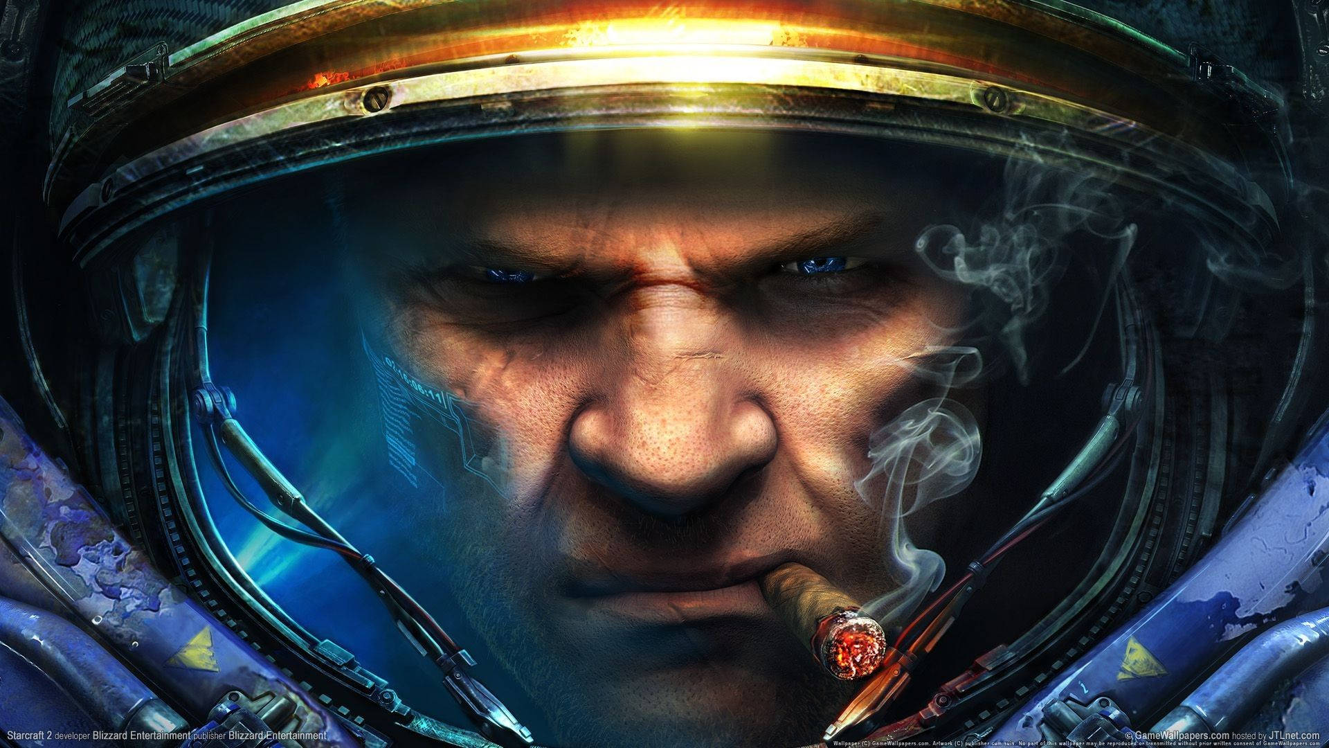 Starcraft 桌布 壁紙 — 一個嚴肅的太空人戴著頭盔抽雪茄的特寫，煙霧在發光的藍色宇宙背景下繚繞。