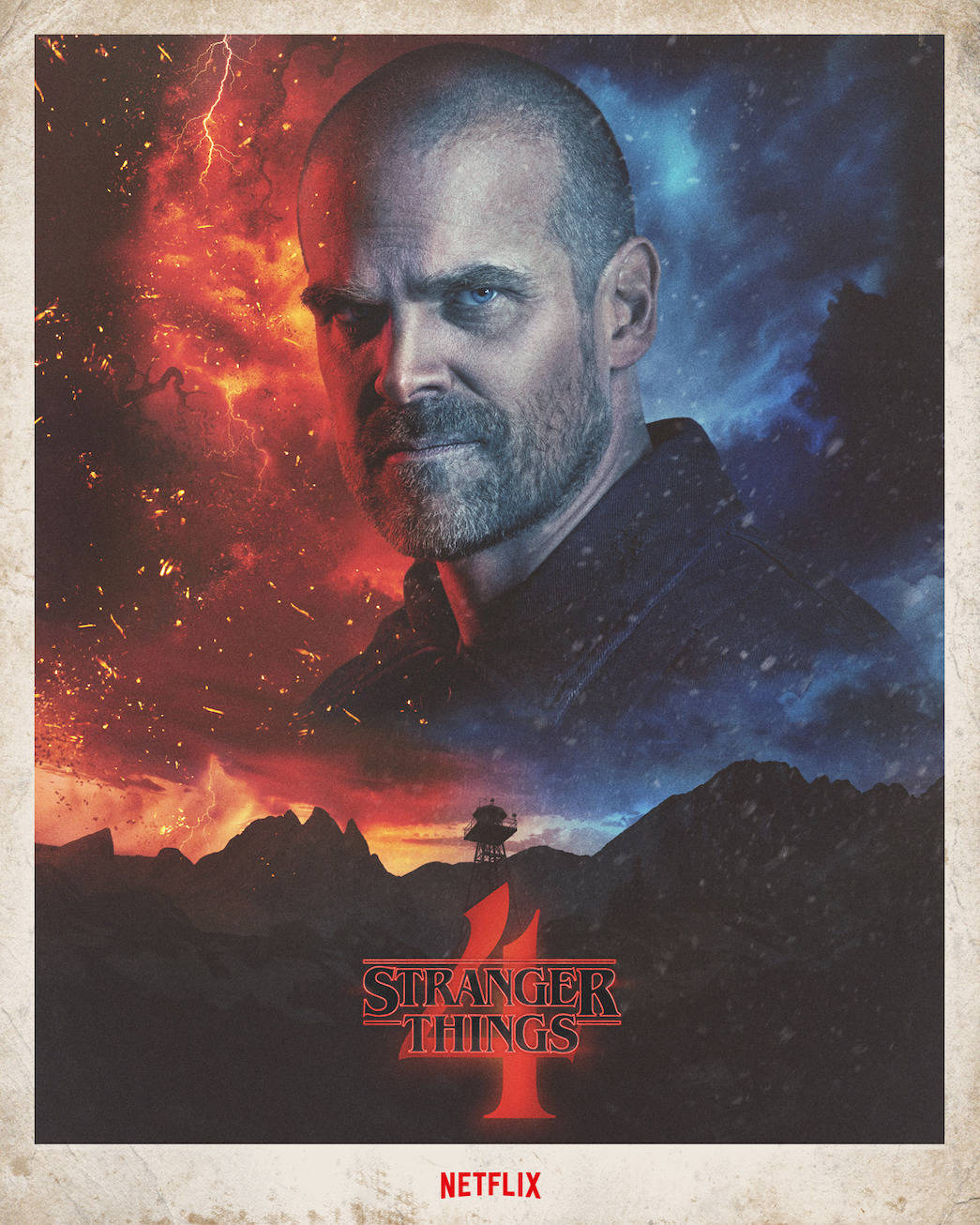 Stranger Things 4 桌布 壁紙 — 一個嚴肅的男人，剃光頭和留鬍子，凝視著分裂的天空，一邊是火熱的橙色，一邊是暴風雨的藍色，遠處山頂上有瞭望塔。