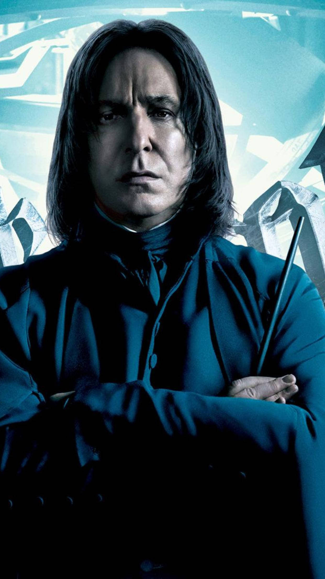 snape 桌布 壁紙 — 一個嚴肅的男人，長長的黑髮，穿著藍色長袍，雙臂交叉，手持魔杖，站在破裂的冰背景前。