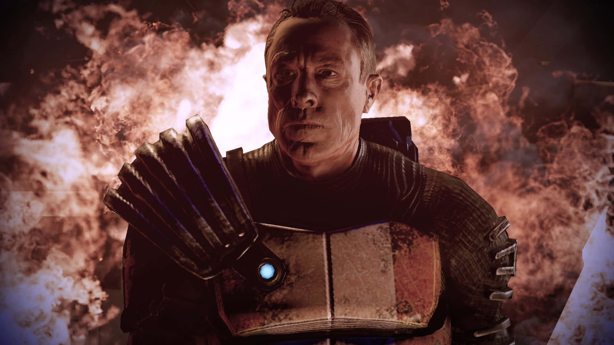 Mass Effect 2 桌布 壁紙 — 一個嚴肅的男人穿著未來風格的盔甲，站在熾熱的爆炸前，他的護手上帶有發光的藍色科技。