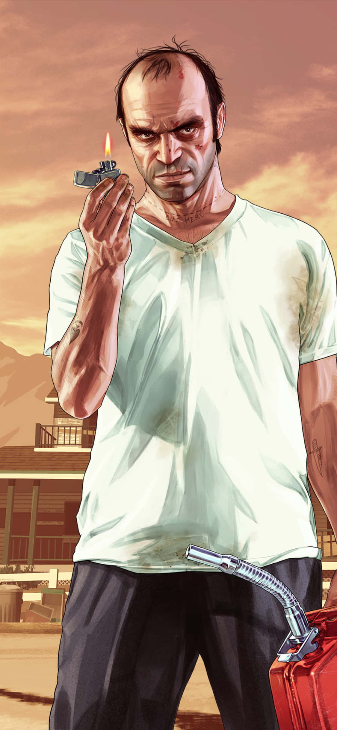 Grand Theft Auto V 桌布 壁紙 — 一個嚴肅的男人穿著白色T恤，在溫暖的日落背景下，站在一個紅色汽油罐旁邊，手持點燃的打火機。