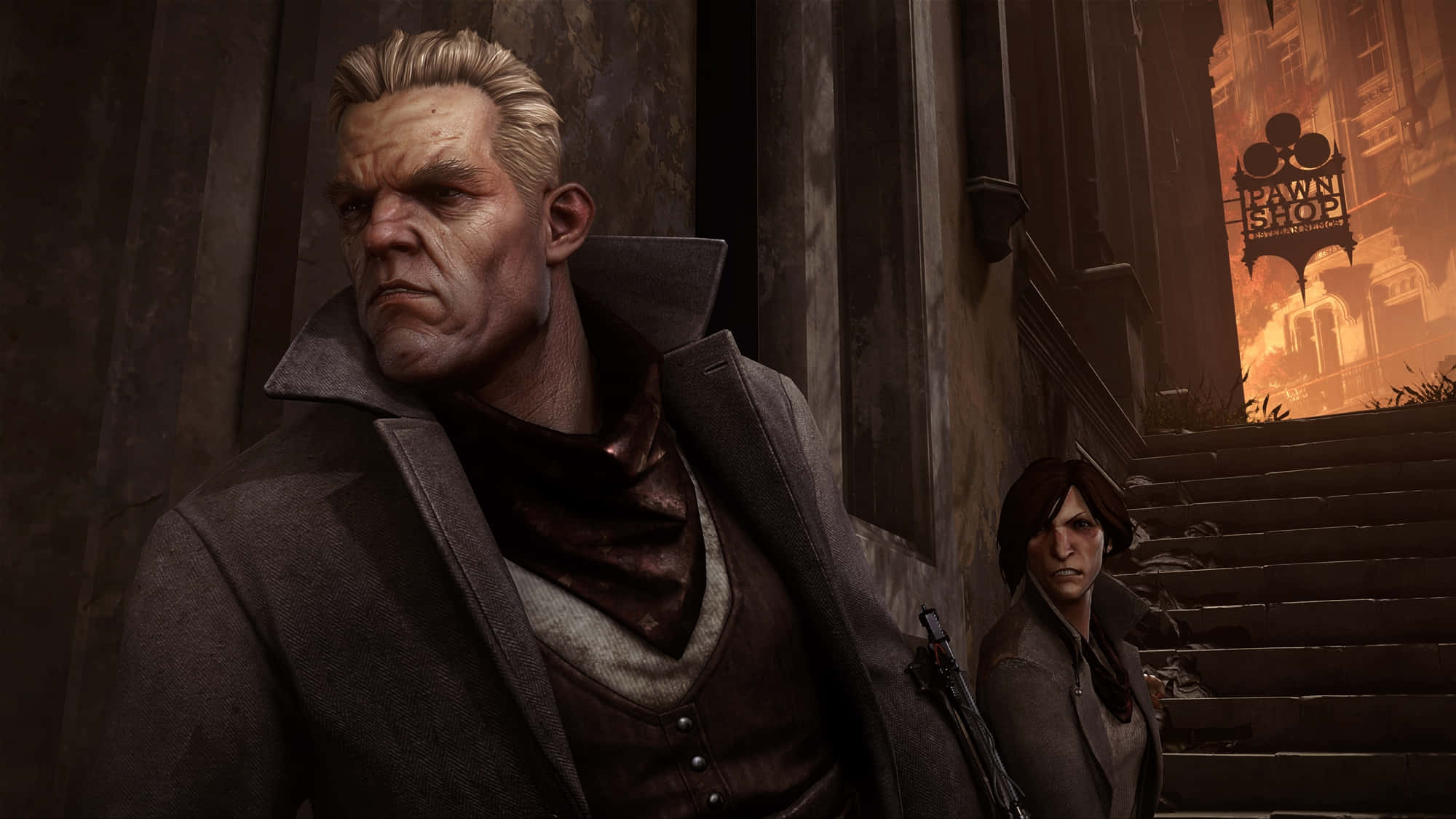 Dishonored 2 桌布 壁紙 — 一個嚴肅的男人穿著風衣，站在一個拿著槍的女人旁邊，背景中一個燃燒的當鋪招牌在發光。