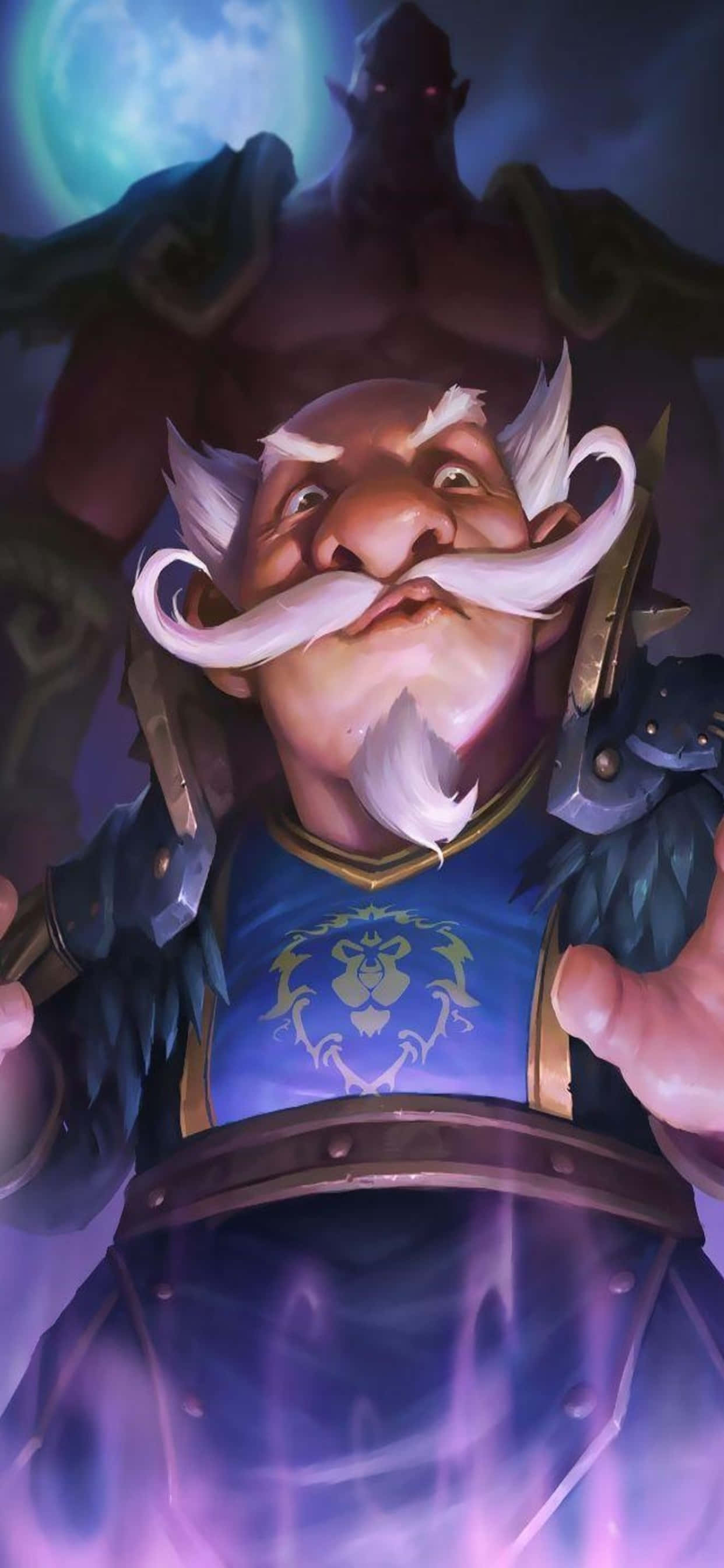 iPhone Xs Max Hearthstone 桌布 壁紙 — 一個嚴肅的矮人戰士，留著捲曲的白鬍鬚和發光的紫色能量，站在一輪發光的月亮下，面對一個逼近的黑暗身影。