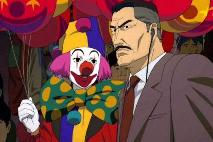 satoshi kon 桌布 壁紙 — 一個嚴肅的西裝男子站在一個色彩繽紛的小丑旁邊，小丑在擁擠的節日場景中拿著氣球。