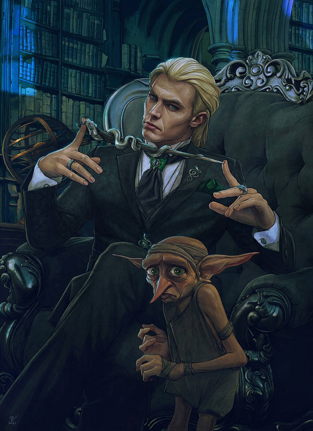 Elf 桌布 壁紙 — 一個嚴肅的金髮男人穿著西裝拿著一條蛇，而一個小妖精在燈光昏暗的圖書館裡緊張地抬頭看。