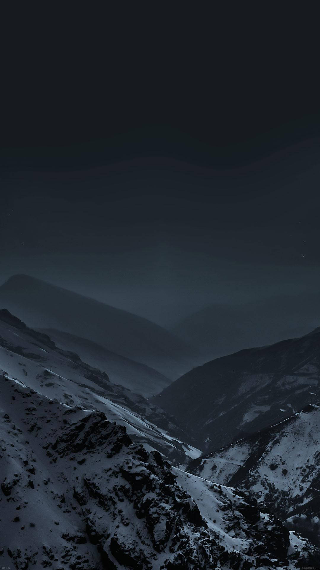 iPhone 6s Plus 桌布 壁紙 — 一個嚴酷的冬季山谷，在繁星點點的夜空下，積雪依附在崎嶇的山峰和霧氣繚繞的山脊上。
