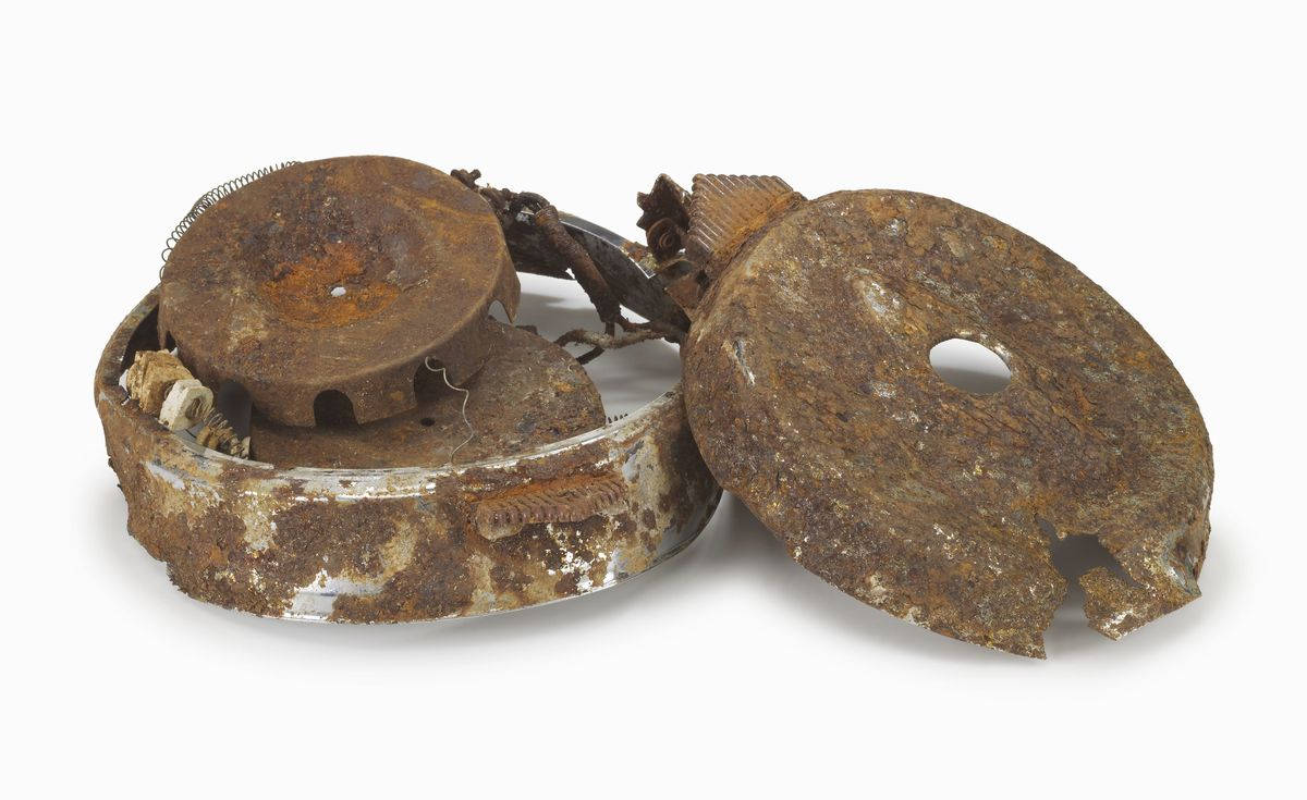 Rust 桌布 壁紙 — 一個嚴重生鏽的復古金屬容器，蓋子被打開，露出內部腐蝕的機制，背景為純白色。