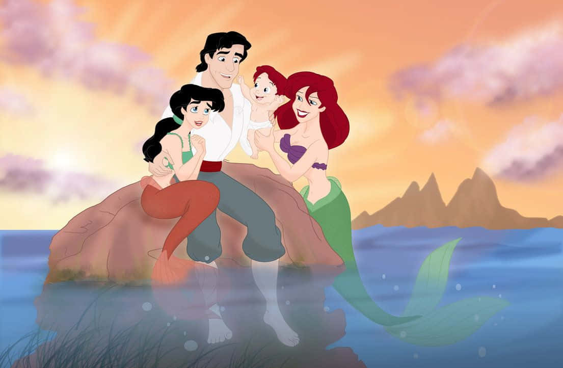 little mermaid 桌布 壁紙 — 一個四人美人魚家庭在日落時分，在海洋水域上的一塊岩石上微笑，遠方有山脈。