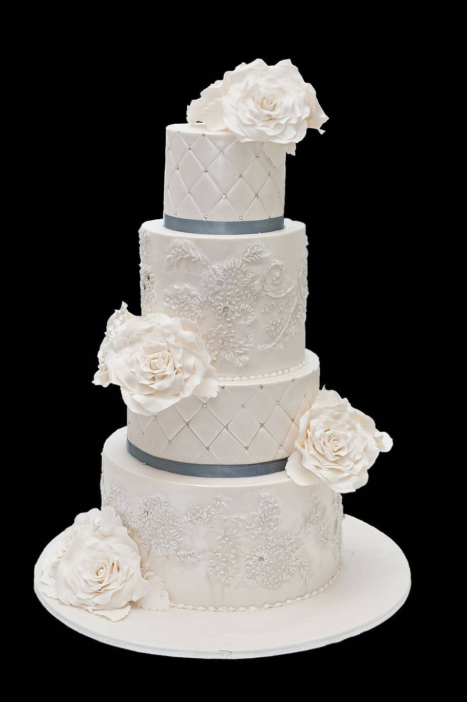 Wedding 桌布 壁紙 — 一個四層白色結婚蛋糕，飾有糖玫瑰和蕾絲細節，背景為黑色。