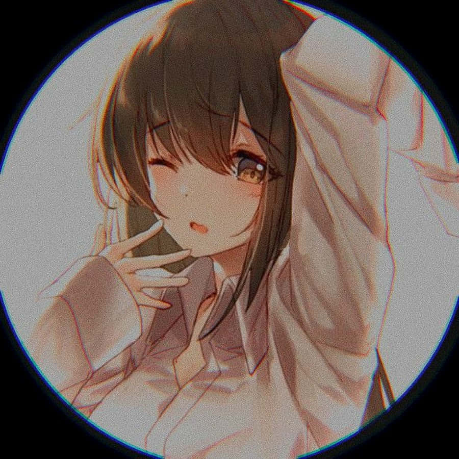 動漫女孩 桌布 壁紙 — 一個圓形動漫女孩，棕色頭髮，單眼眨眼，在柔和溫暖的光線下拿著她的襯衫。