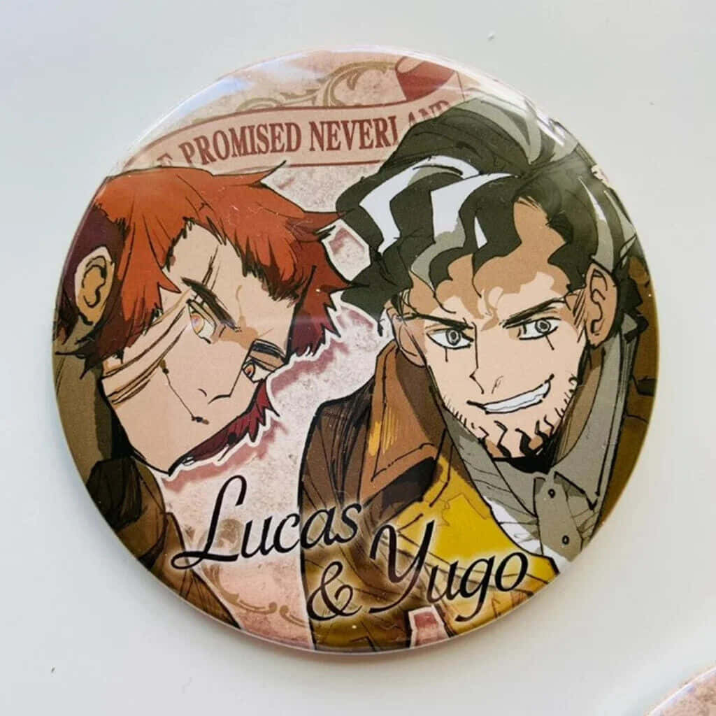 The Promised Neverland Lucas 桌布 壁紙 — 一個圓形動漫徽章，上面有《約定的夢幻島》中的兩個強烈男性角色 Lucas 和 Yugo，帶有粗線條和暖色調。