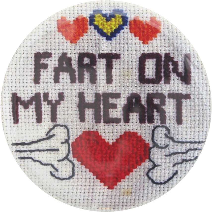 Fart 桌布 壁紙 — 一個圓形十字繡作品，粗體文字寫著「FART ON MY HEART」，周圍環繞著像素化心形和帶翅膀的手。