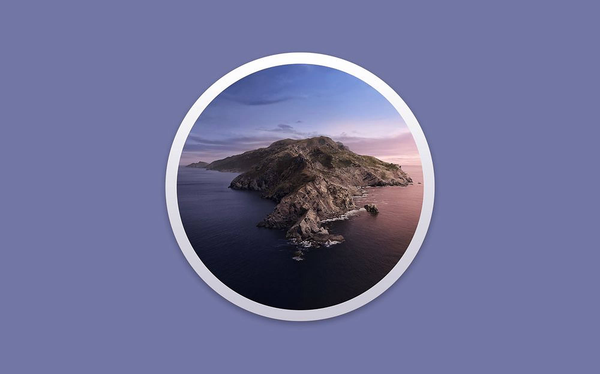 macOS Catalina 桌布 壁紙 — 一個圓形框架的鳥瞰圖，展示日落時分崎嶇的岩石島嶼，平靜的水面和柔和的紫色天空。