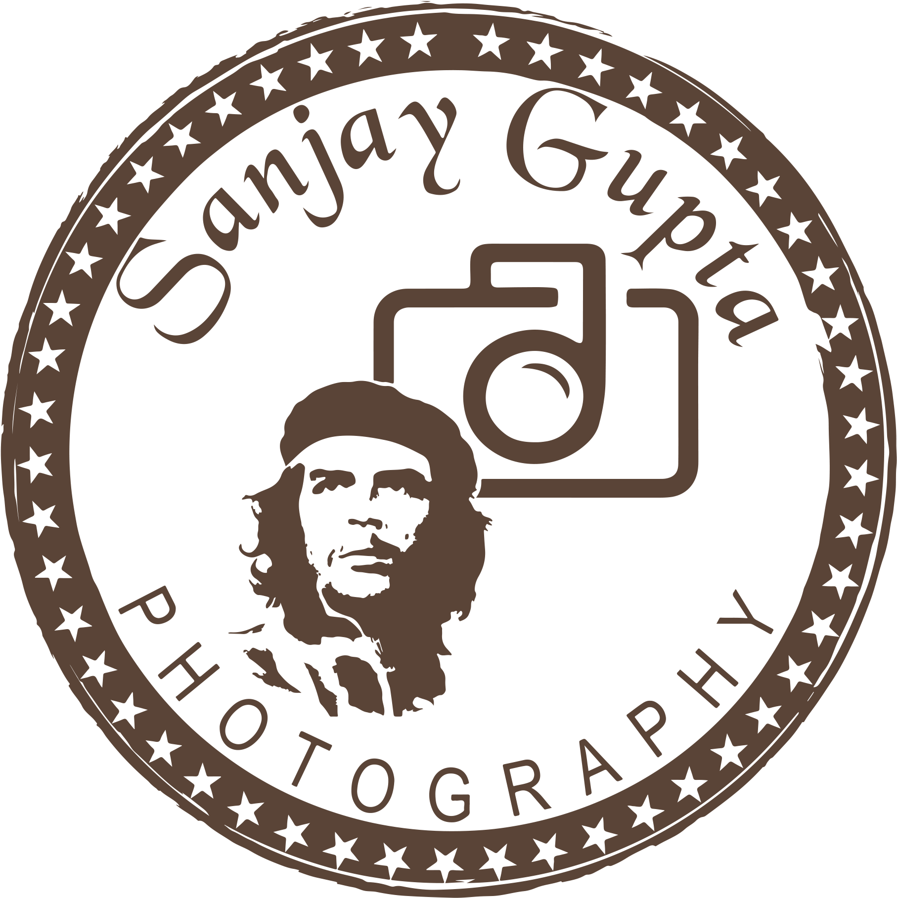 Photography Logo 桌布 壁紙 — 一個圓形棕色標誌，包含風格化的切·格瓦拉輪廓、相機圖標，以及被星星包圍的文字「Sanjay Gupta Photography」。