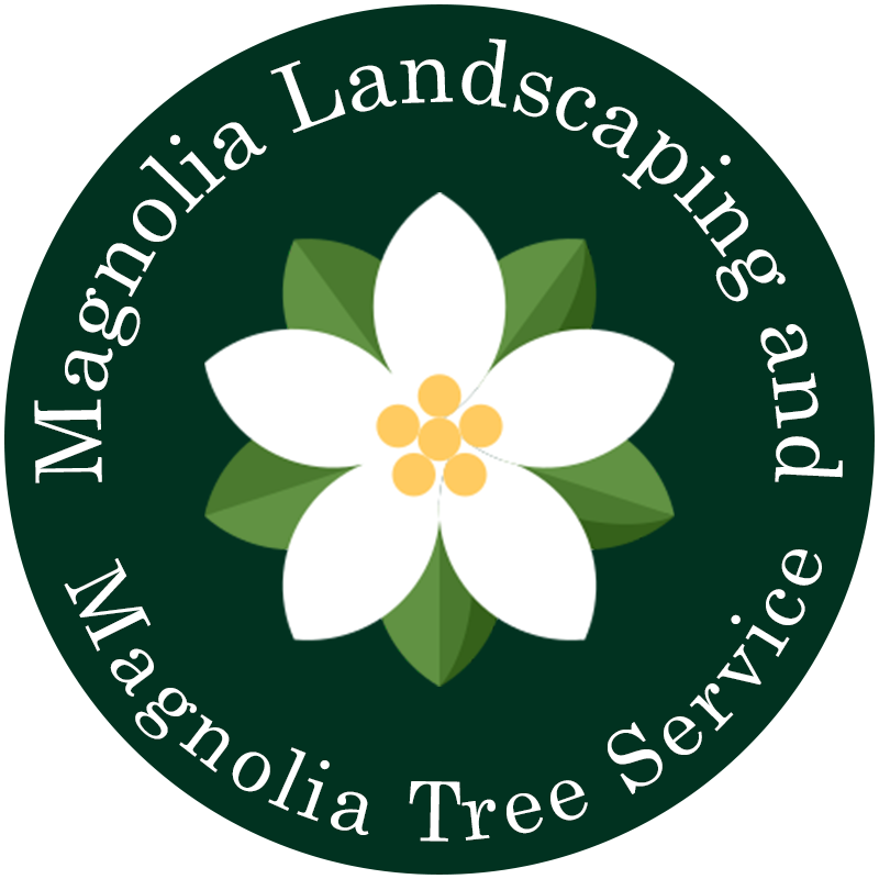 Magnolia 桌布 壁紙 — 一個圓形標誌，在深綠色背景上有一朵白色木蘭花和綠色葉子，白色文字寫著 Magnolia Landscaping 和 Magnolia Tree Service。