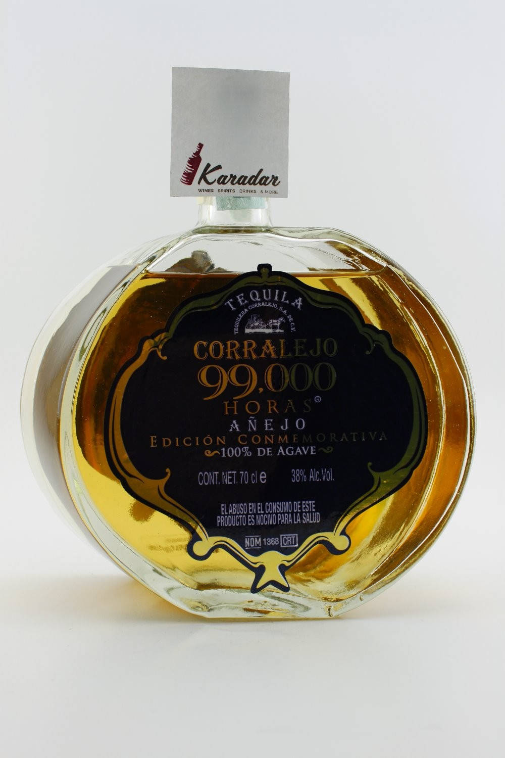 bottle 桌布 壁紙 — 一個圓形玻璃瓶，內裝 Corralejo 99,000 Hours Añejo 龍舌蘭酒，金色液體，華麗黑色標籤，白色背景。