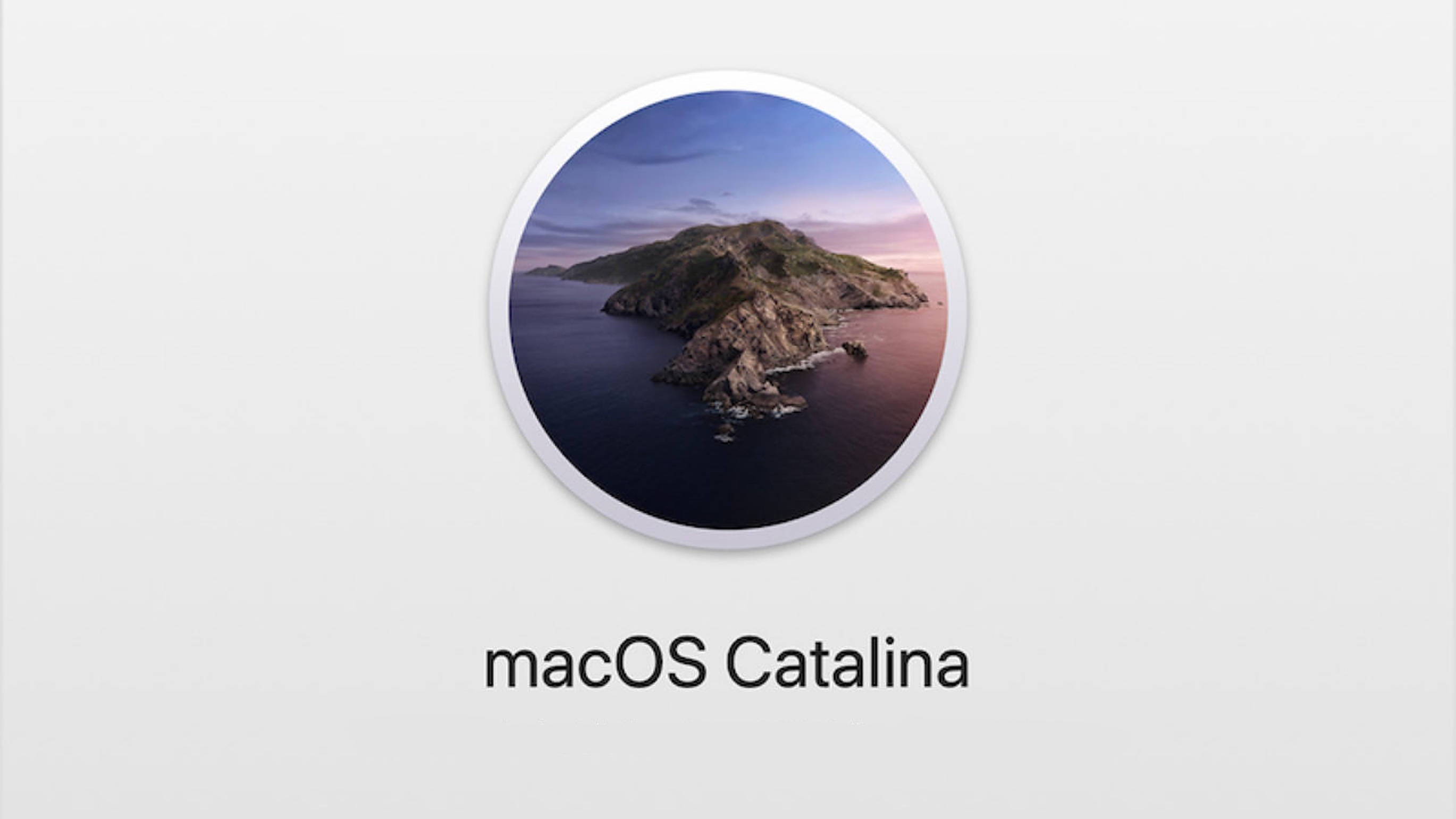 Catalina 桌布 壁紙 — 一個圓形的 macOS Catalina 標誌，展示一個岩石島嶼在日落時分，紫色和粉紅色的天空映襯在深藍色的海水上。