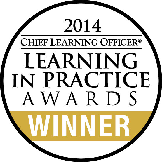 Learning 桌布 壁紙 — 一個圓形的2014 Chief Learning Officer Learning in Practice Awards得獎者徽章，黑色文字配白色和金色背景。