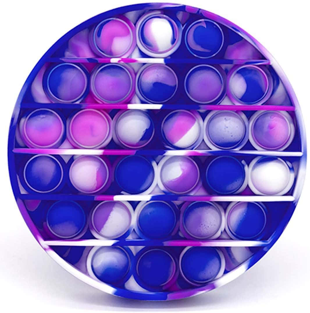 Pop It 桌布 壁紙 — 一個圓形的pop-it減壓玩具，有藍色、紫色和白色的大理石紋氣泡排列成網格狀。