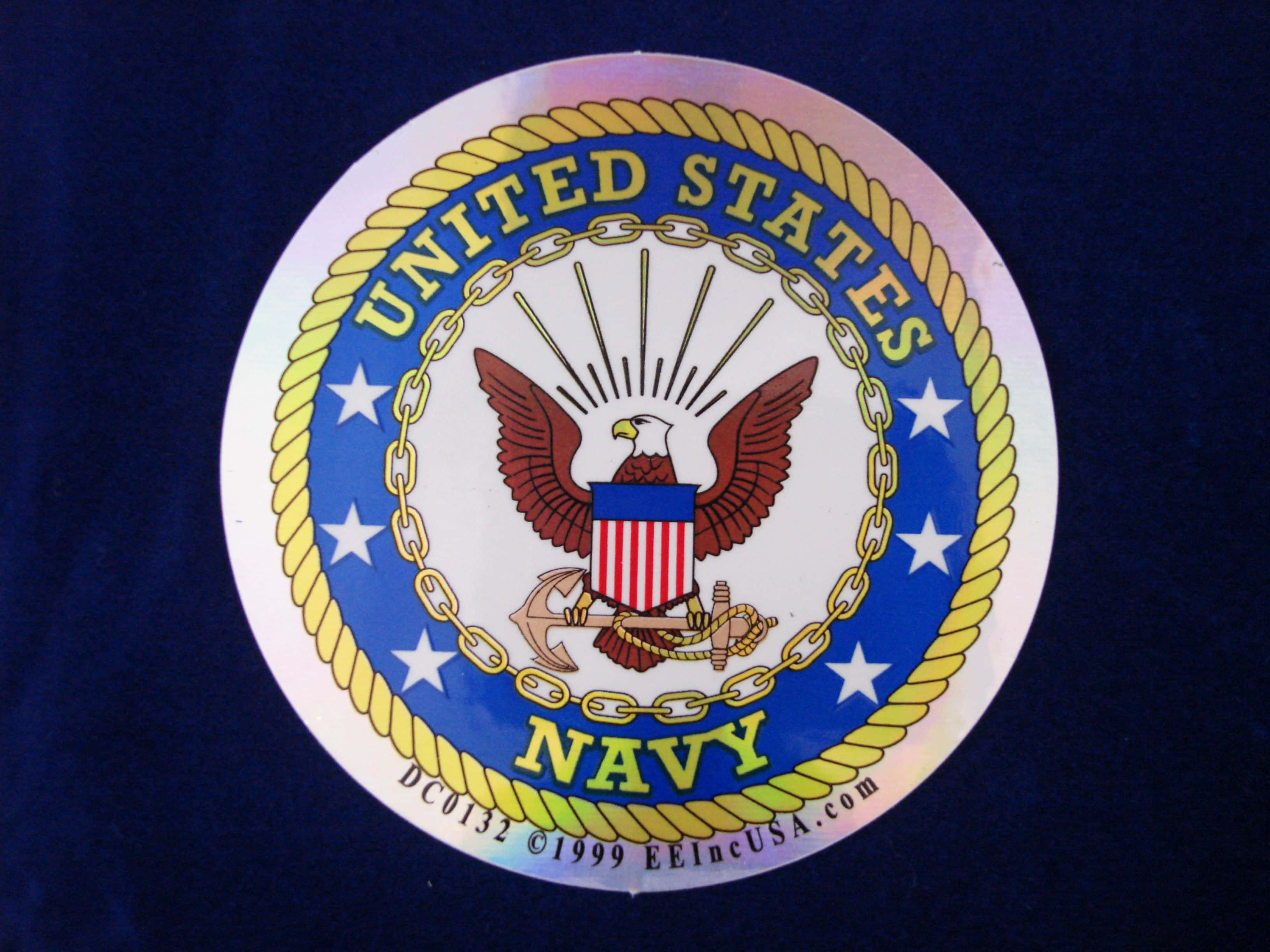 Navy 桌布 壁紙 — 一個圓形美國海軍徽章貼紙，上面有一隻鷹抓著錨和盾牌，背景為藍色，配有金色繩索和星星。