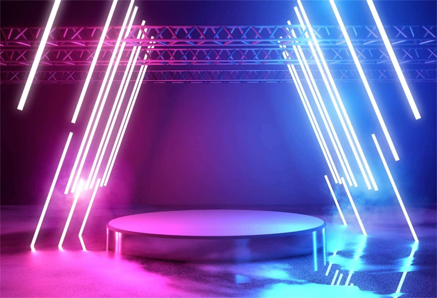 Stage 桌布 壁紙 — 一個圓形舞台，在金屬桁架結構下沐浴在充滿活力的粉紅色和藍色霓虹燈中。