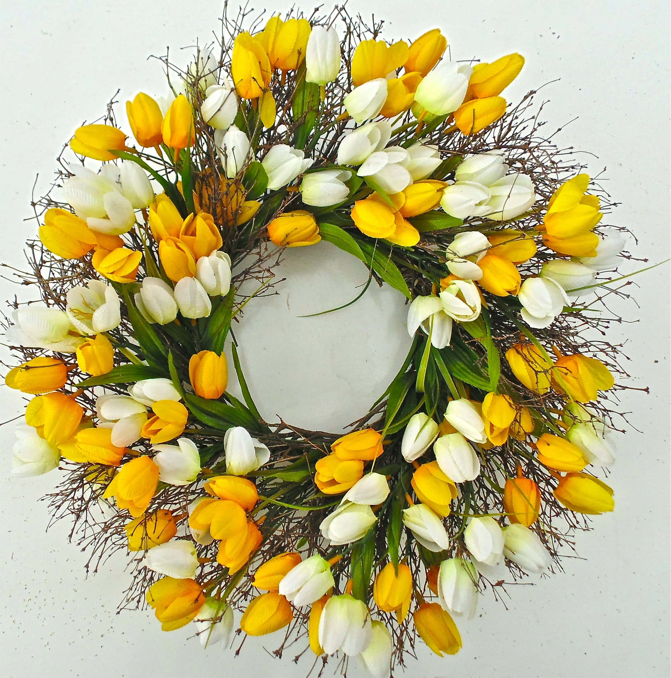 Spring Wreaths 桌布 壁紙 — 一個圓形花環，點綴著鮮黃色和純白色的鬱金香，與深棕色樹枝和綠葉交織在一起，背景是純白色。