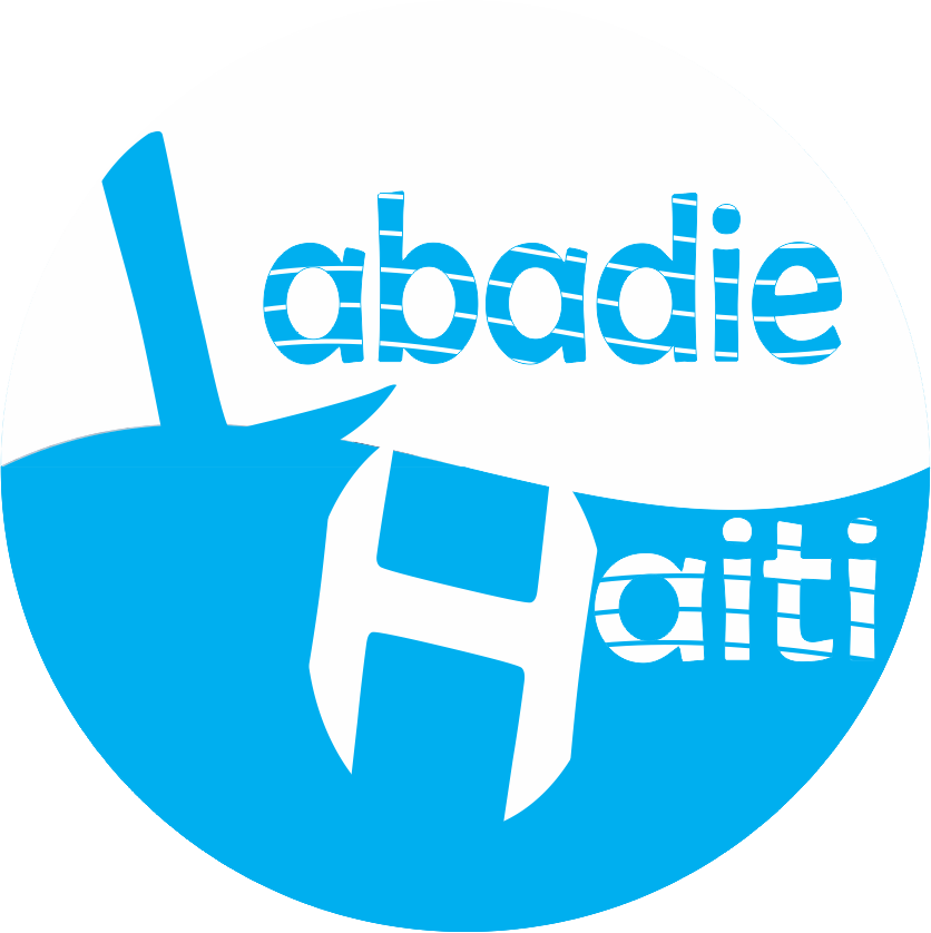 海地 桌布 壁紙 — 一個圓形藍白標誌，上面有「Labadie Haiti」字樣，採用風格化字體和波浪形設計。