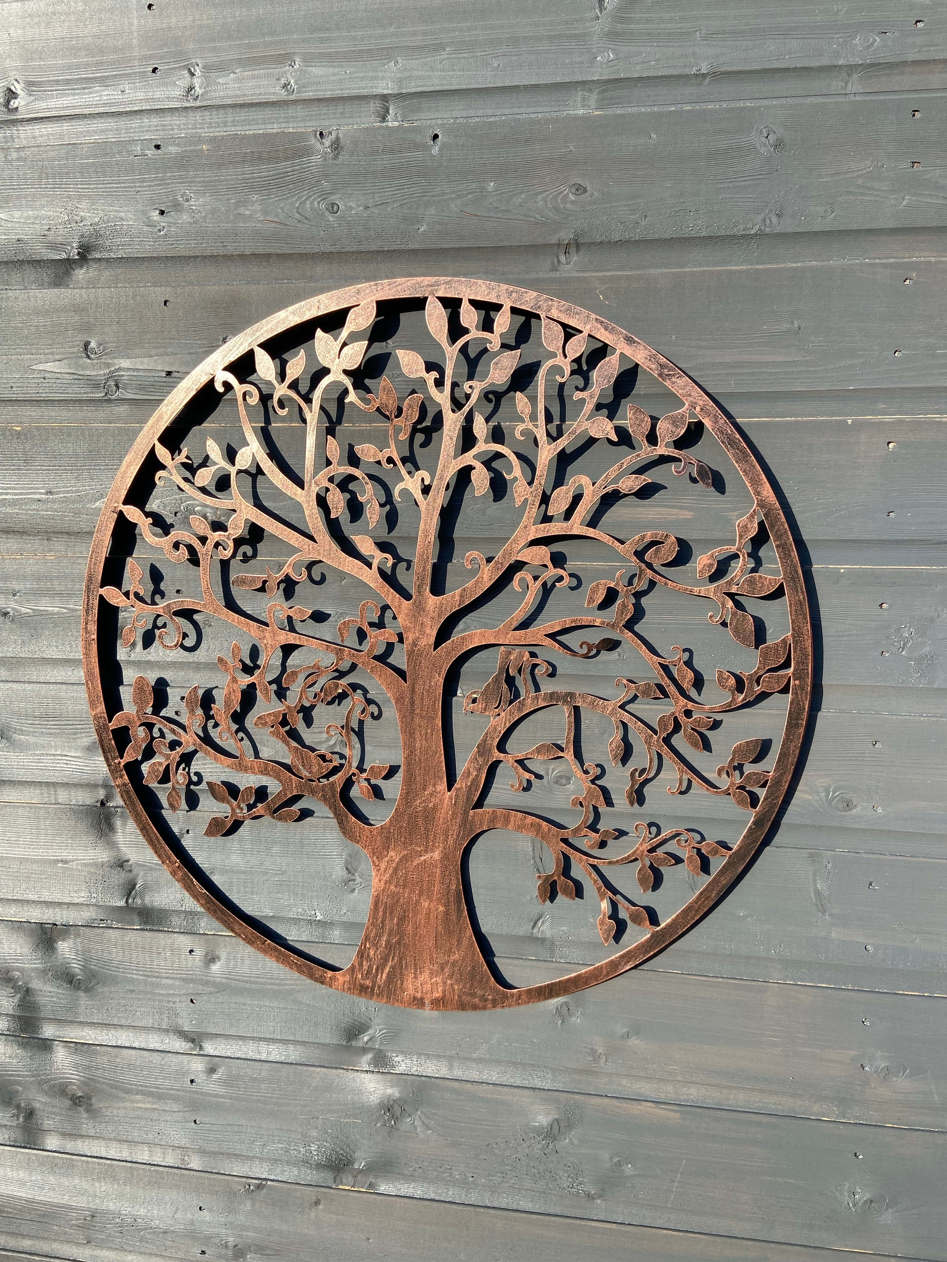 Tree Of Life 桌布 壁紙 — 一個圓形金屬生命樹雕塑，帶有複雜的樹枝和葉子，安裝在灰色木牆上。