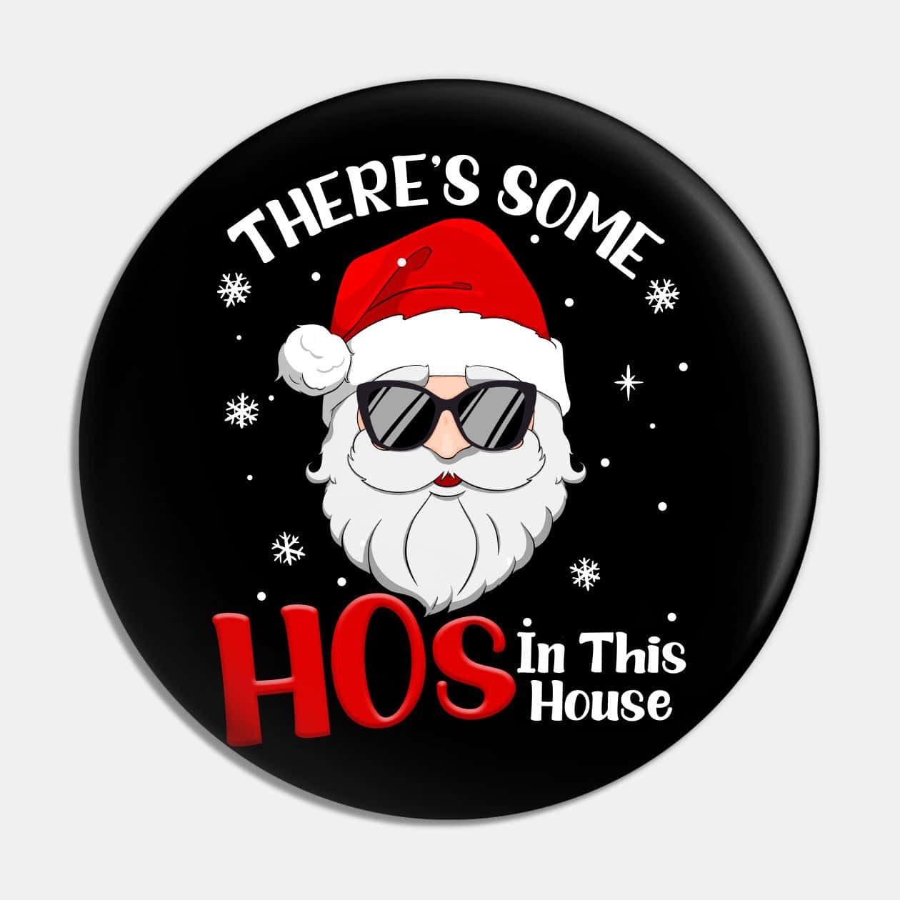 Santa Claus 桌布 壁紙 — 一個圓形黑色鈕扣上有一個戴太陽眼鏡的卡通聖誕老人，配有雪花和文字「THERE'S SOME HOS In This House」。
