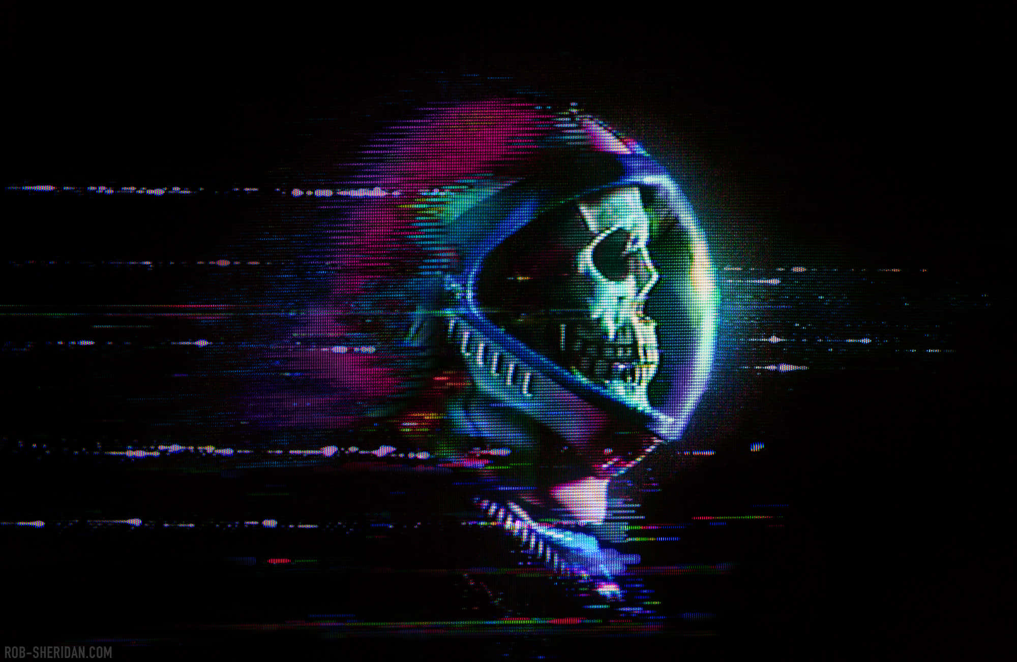 Glitch 桌布 壁紙 — 一個在未來頭盔中的故障數位骷髏，在黑色背景上以霓虹色彩脈動。