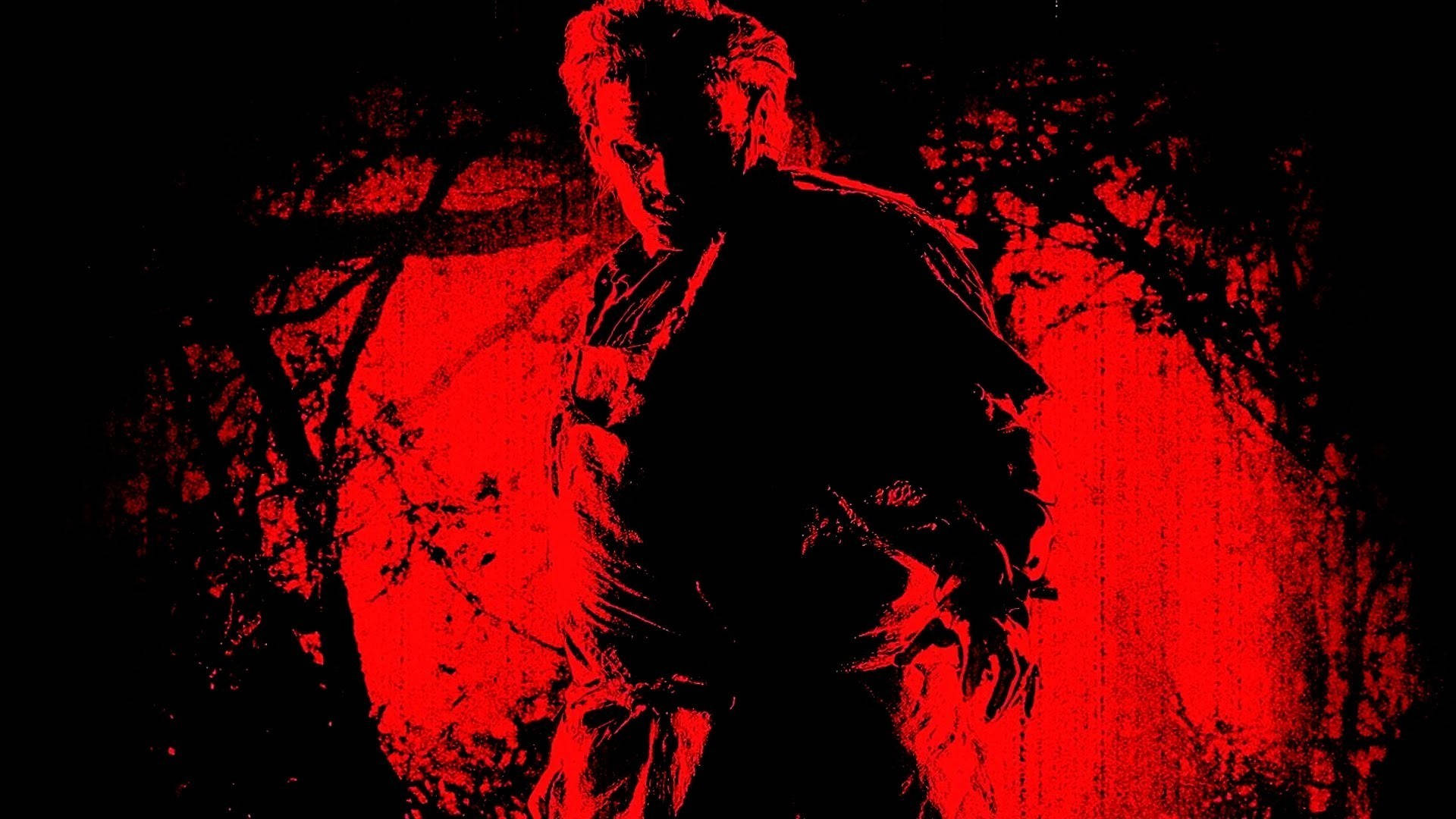 Leatherface 桌布 壁紙 — 一個在森林中沐浴在詭異紅光中的威脅性人物，帶有鮮明的黑色陰影。