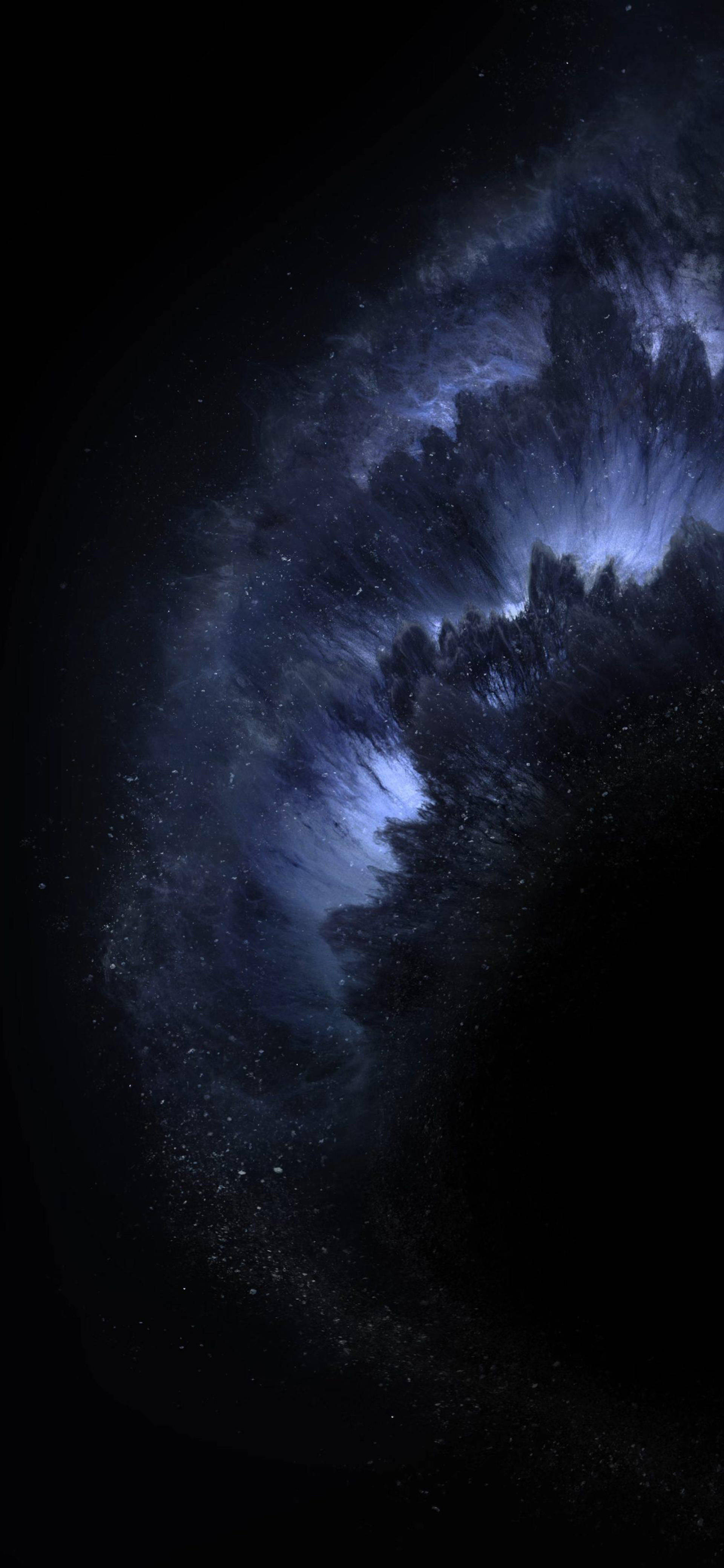 黑色 iPhone 桌布 桌布 壁紙 — 一個在深藍色和紫色中旋轉的宇宙星雲，在廣闊黑暗虛空的星場中發光。