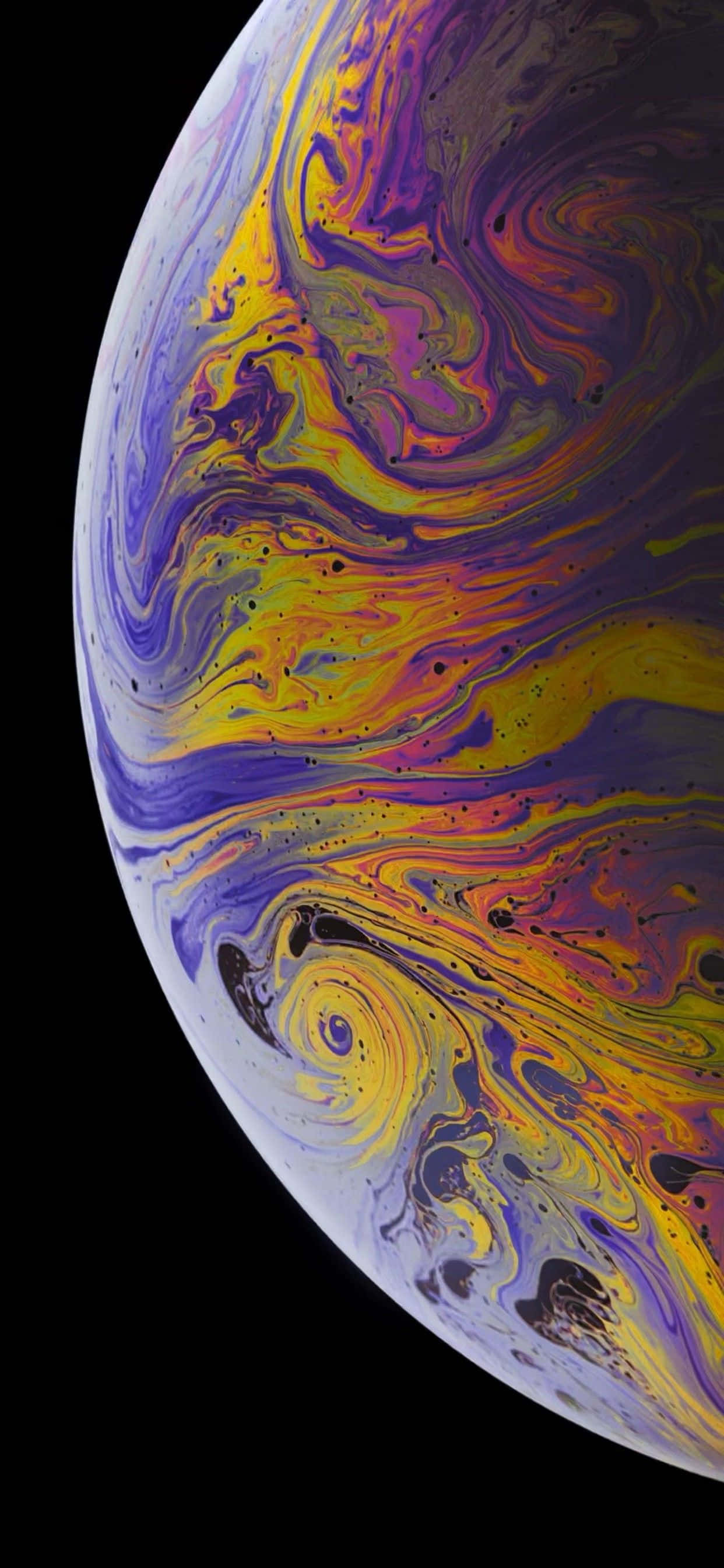 Apple iPhone Xs 桌布 壁紙 — 一個在漆黑虛空中旋轉的宇宙球體，帶有鮮豔的紫色、黃色和橙色色調。