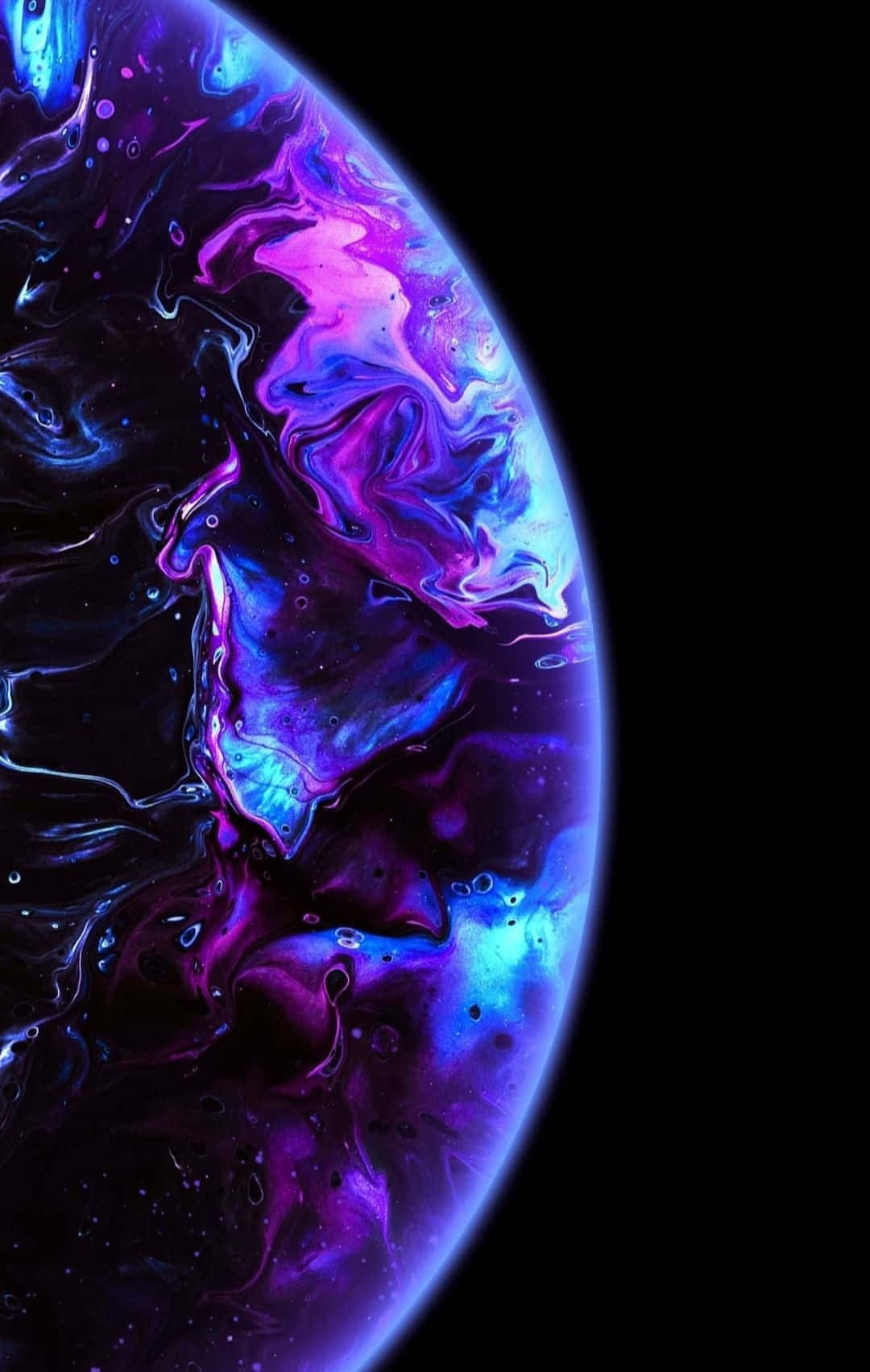Epic Neon 桌布 壁紙 — 一個在漆黑虛空中旋轉的電光紫藍色星雲宇宙球體。