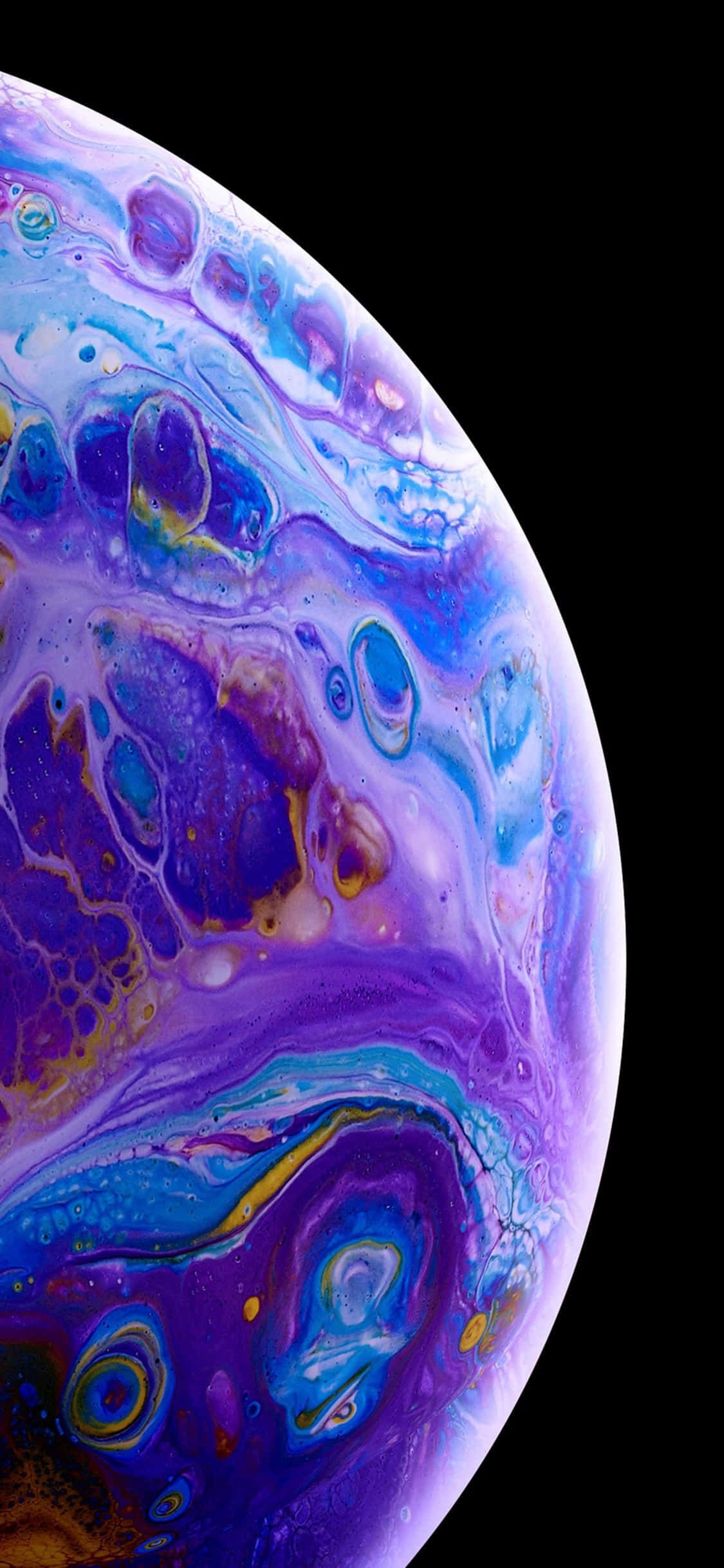 Apple iPhone Xs Max 桌布 壁紙 — 一個在漆黑虛空中旋轉的鮮豔紫色、藍色和金色宇宙球體。