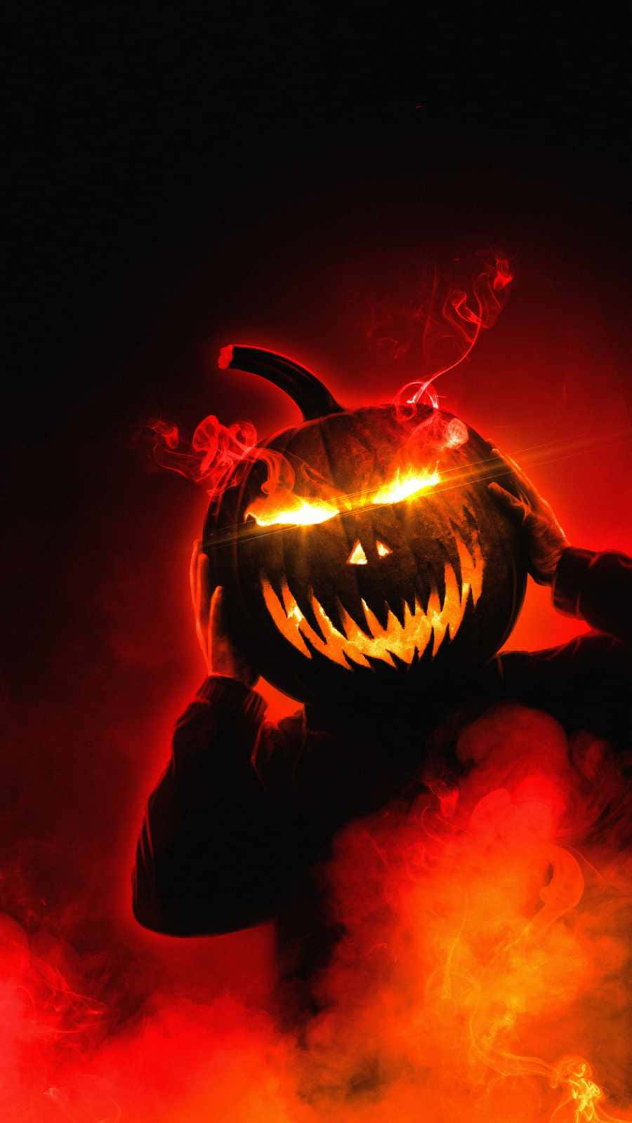 Pumpkin 桌布 壁紙 — 一個在煙霧黑暗中高舉的恐怖南瓜燈，擁有發光的眼睛和鋒利的牙齒，散發出熾熱的橙色光芒。