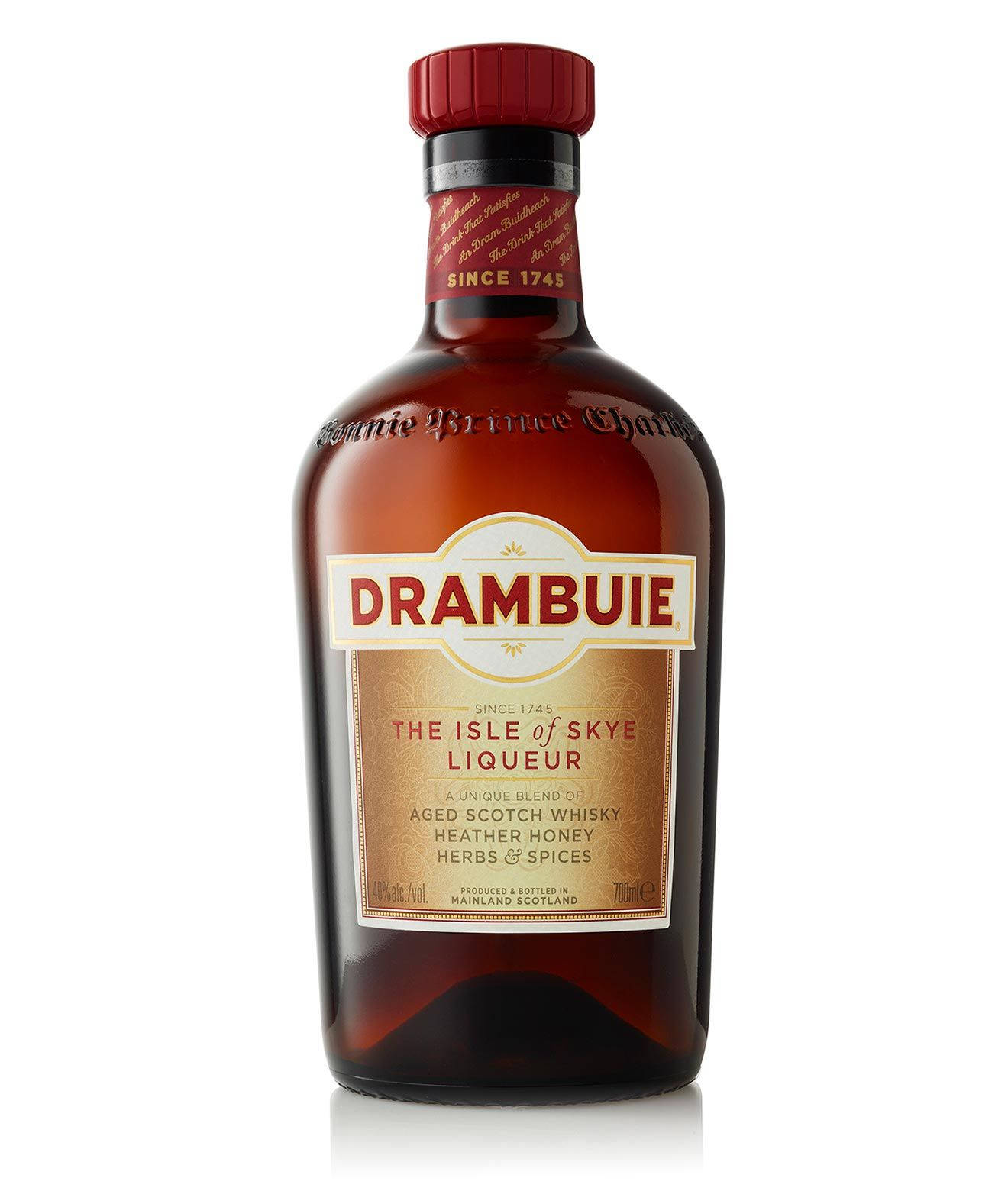Drink 桌布 壁紙 — 一個在白色背景上拍攝的深琥珀色 Drambuie 利口酒瓶，帶有紅色瓶蓋和金色標籤。