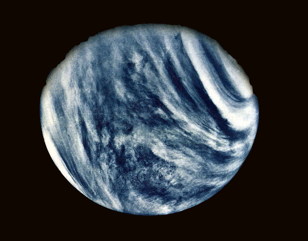 Venus 桌布 壁紙 — 一個在黑色虛空中帶有雲紋圖案的藍白旋轉行星。