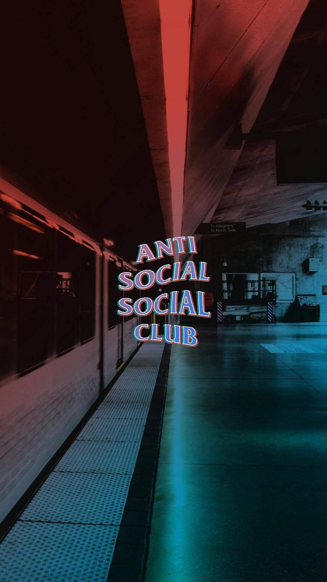 club 桌布 壁紙 — 一個地鐵月台，沐浴在紅色和藍色霓虹燈光中，中央有「ANTI SOCIAL SOCIAL CLUB」字樣發光。