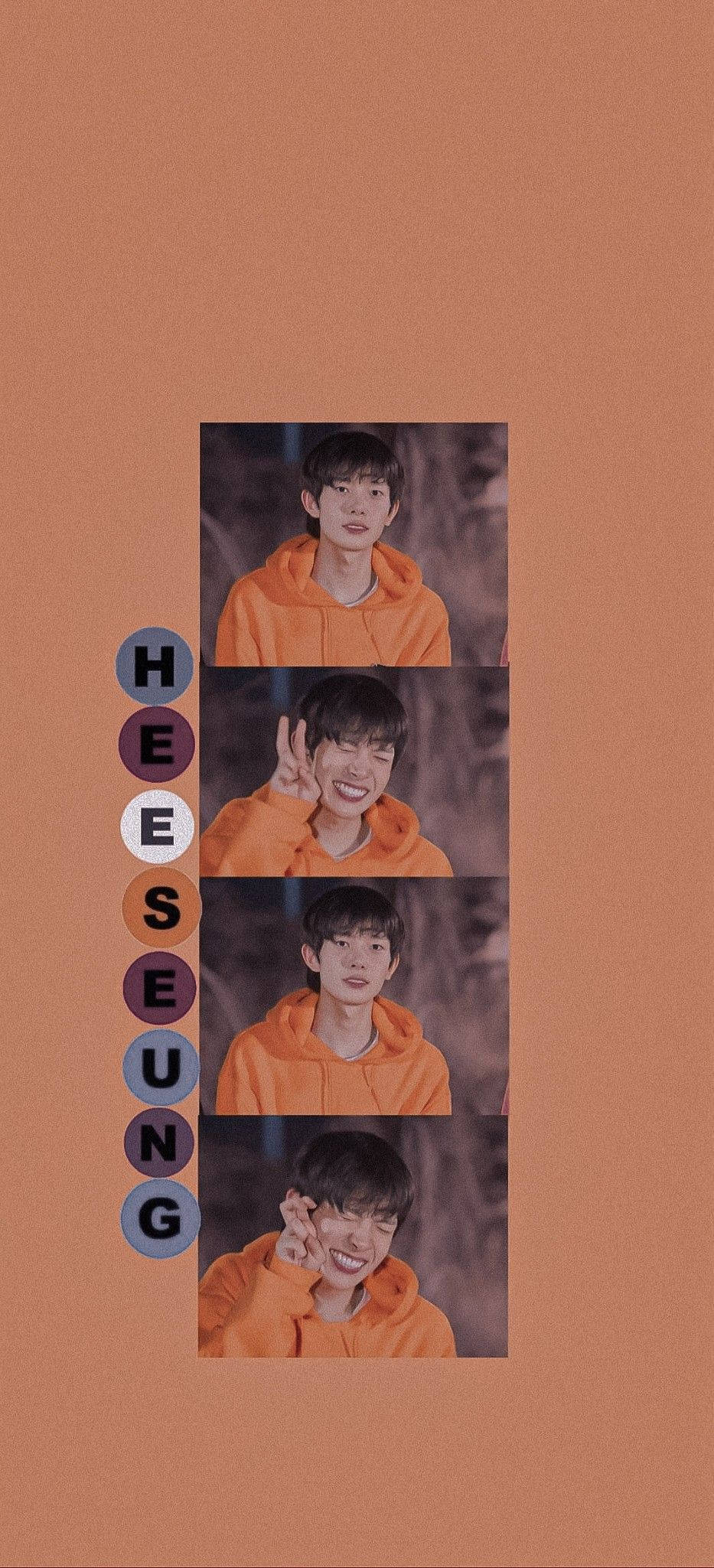 Kpop Aesthetic 桌布 壁紙 — 一個垂直拼貼畫，由四張照片組成，一名穿著橙色連帽衫的年輕男子在柔和的棕色背景前微笑並做出俏皮的手勢，他的名字垂直拼寫在他旁邊。