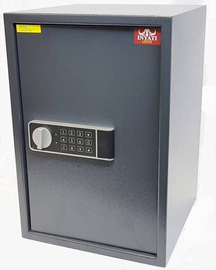 Vault 桌布 壁紙 — 一個堅固的灰色Inyati Locks保險箱，帶有數字鍵盤和旋轉撥盤，立在純白色背景前。