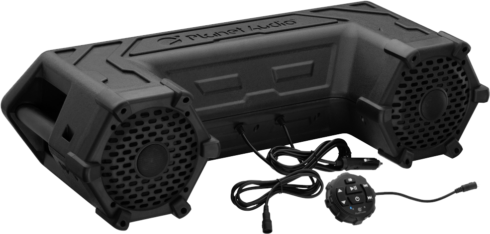 Sound Audio 桌布 壁紙 — 一個堅固的黑色Planet Audio便攜式揚聲器，帶有兩個大格柵和一個遙控器，背景簡單。